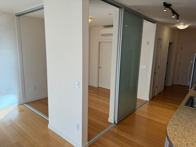 Building Photo - 1Bd/1Ba Seattle Condo
