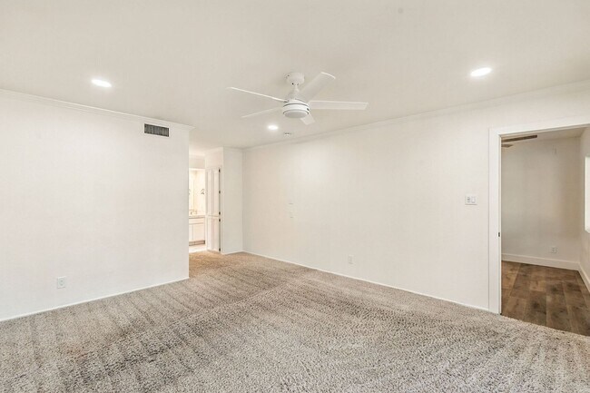 Building Photo - Beautiful 3 bed, 2 bath w/ bonus Room, loc...