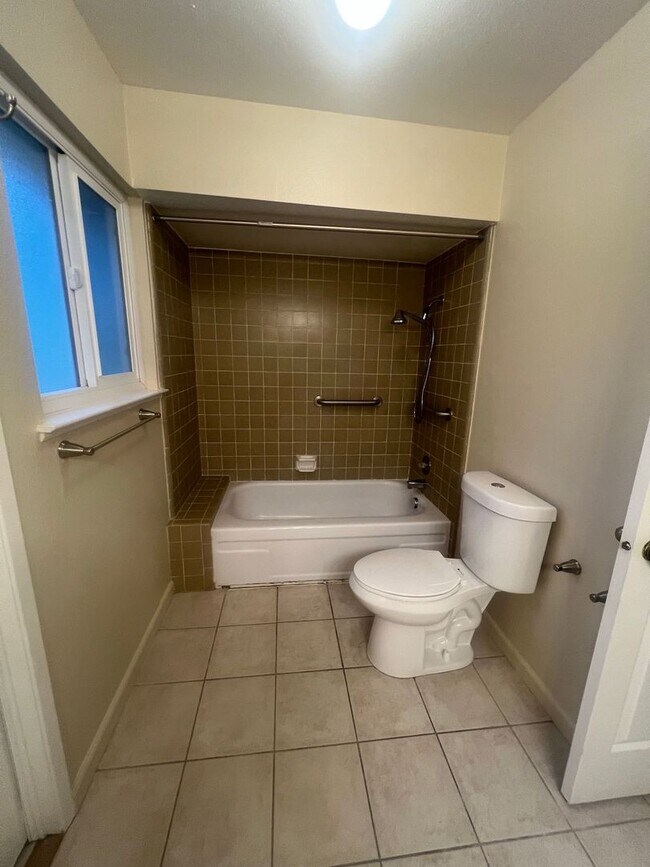 Building Photo - 948 Northwood Dr