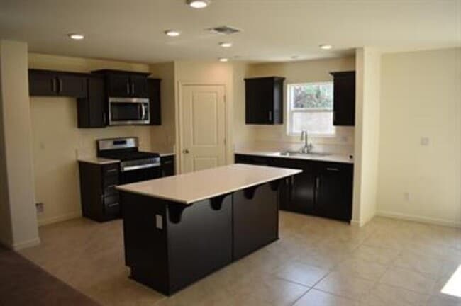 Building Photo - 686 Keenan Ct
