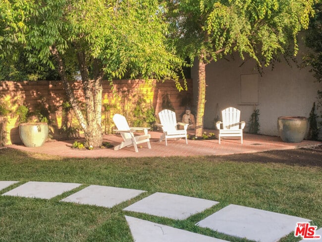 Building Photo - 934 S Dunsmuir Ave