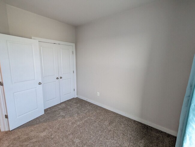 Building Photo - Gorgeous 3 level home in Tuscarora Creek ready for you mid July!