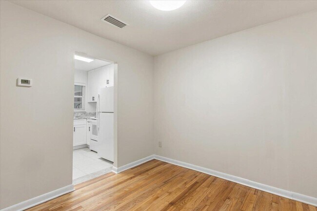 Building Photo - 219 W 7th Ave
