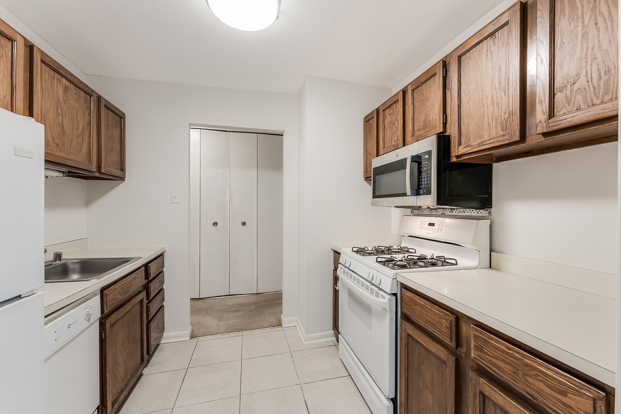 Kitchen - 5565 Columbia Pike