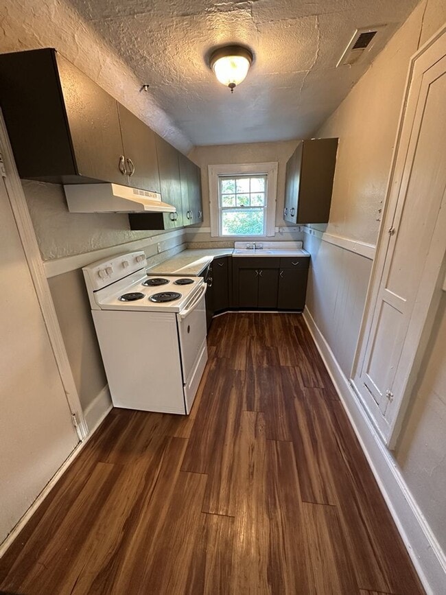 Building Photo - Affordable Upstairs Apartment – Housing Vouchers Welcome!