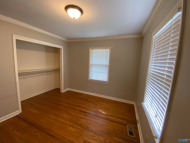 Building Photo - 817 Chambers Dr NE