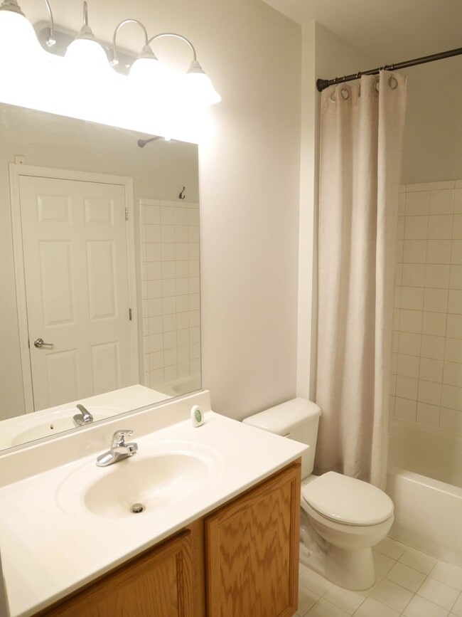 Building Photo - Spacious 1-Bedroom Condo Close to Everythi...