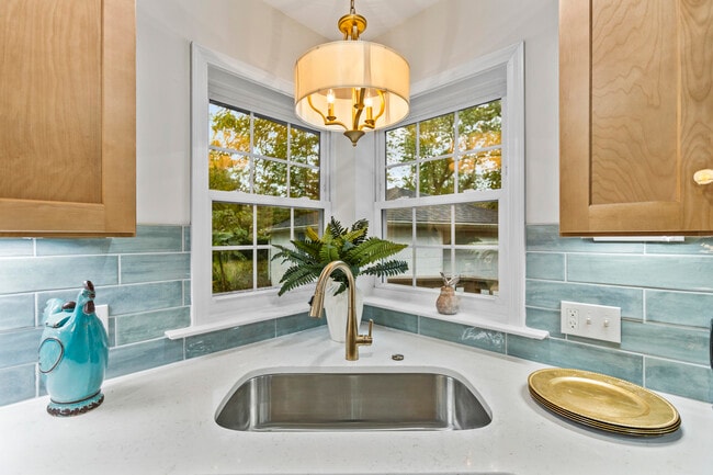 Building Photo - 549 Claymont Dr