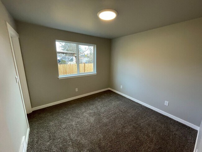 Building Photo - 2707 Oakes Ave