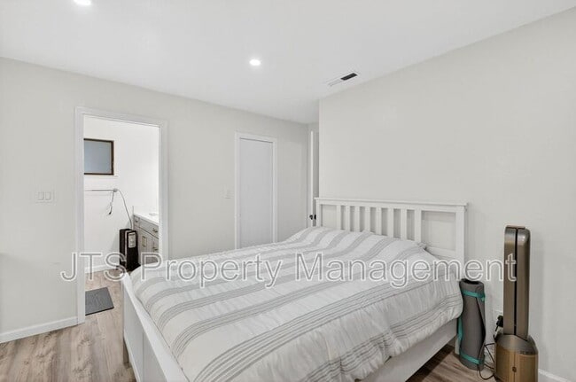 Building Photo - 6120 Westview Way