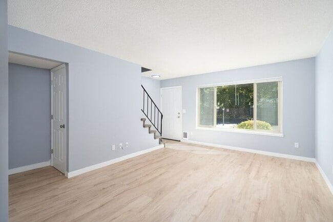 Building Photo - Remodeled 2 bedroom close to downtown Beav...