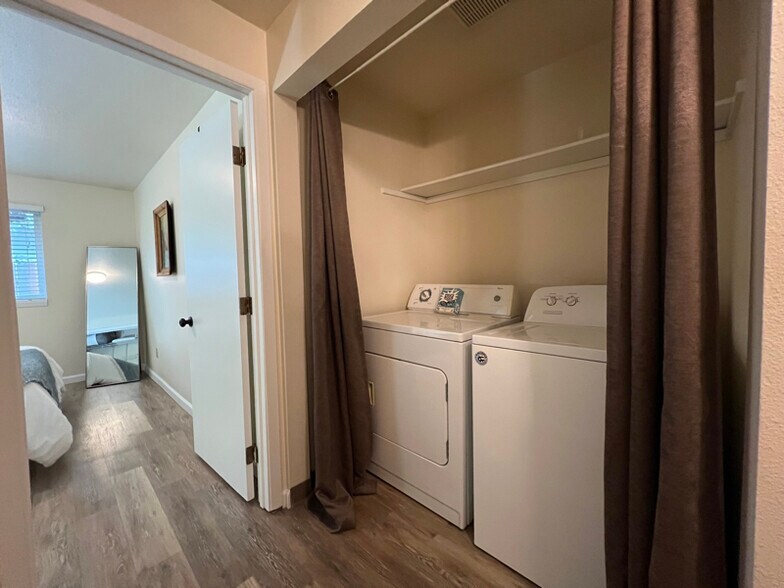 Building Photo - 376 Catron St N