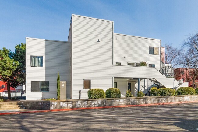 Building Photo - McCormick Pier - 1 bed/1 bath w/new paint/balcony/parking/pool/hot tub/bbq pit