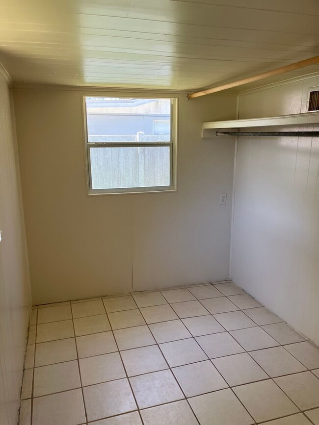Building Photo - Cozy 1BR/1BA duplex with a Den, Ceramic Tile Floors, NO APP FEE!