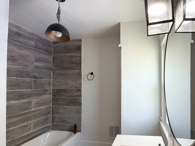 Building Photo - 336 W 29th St