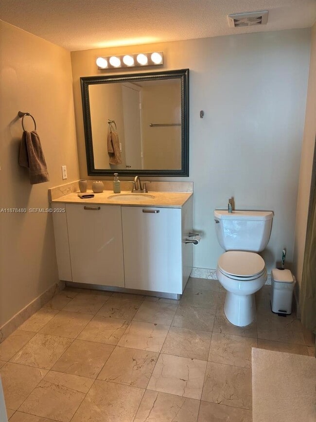 Building Photo - 1800 N Bayshore Dr