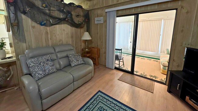 Building Photo - 6253 Imperial Dr