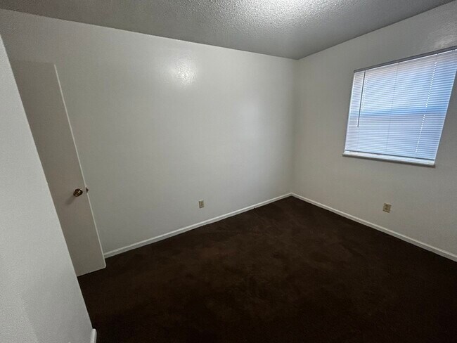 Building Photo - 1415 W Maple Ave