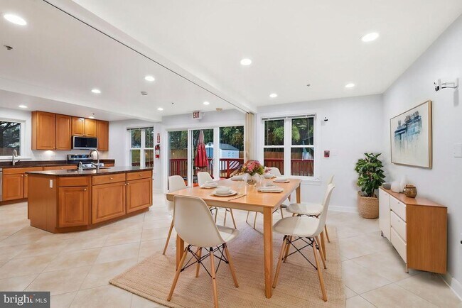 Building Photo - 711 Lamberton Dr