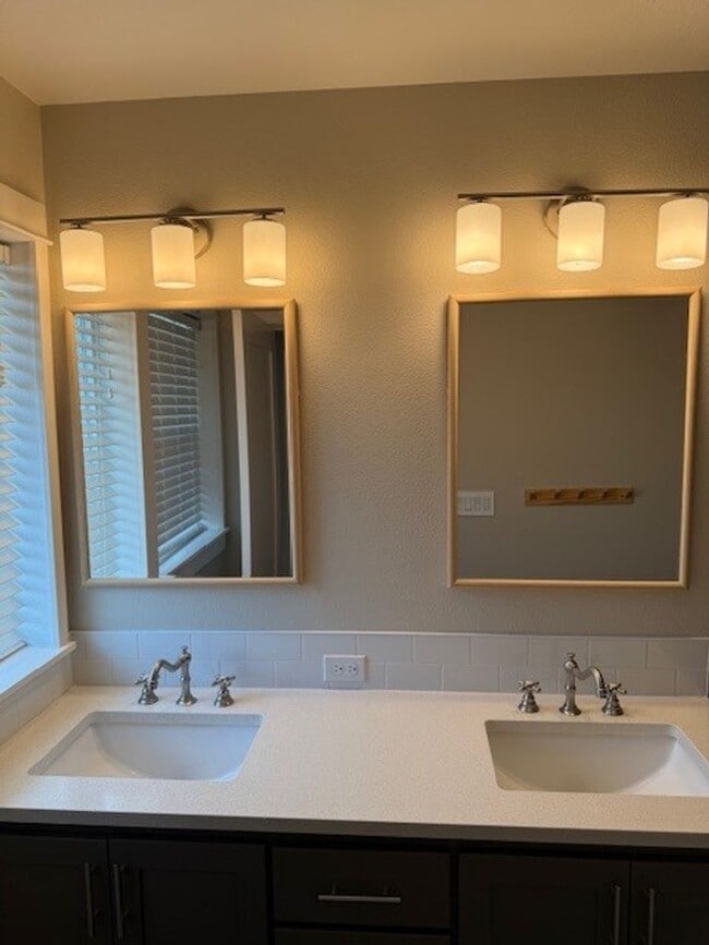 Building Photo - $500 OFF!! Newer South Salem Townhome - 2 ...