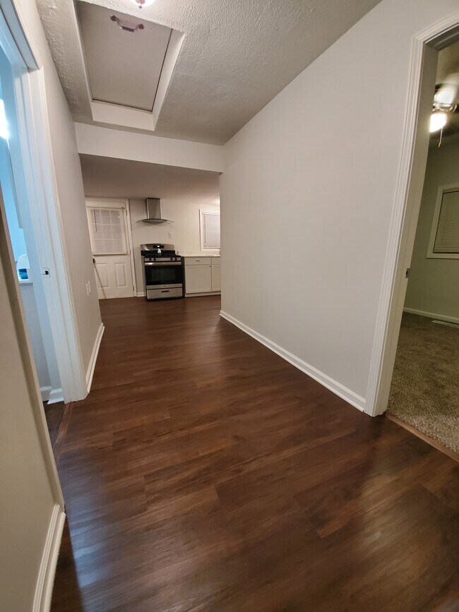 Building Photo - 525 Lilly Ave