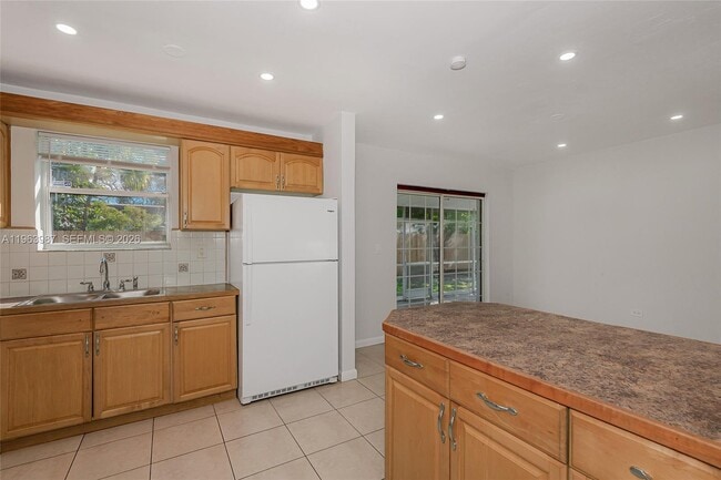 Building Photo - 621 N 70th Way