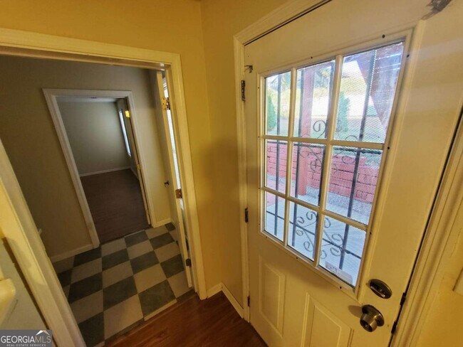 Building Photo - 5450 Twin Lakes Dr