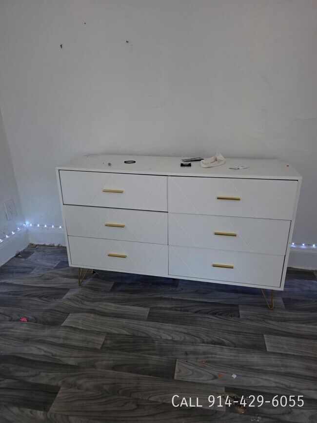 Building Photo - 33 Van Cortlandt Park Ave