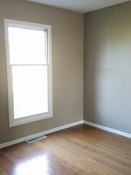 Building Photo - 1008 Manor Ln