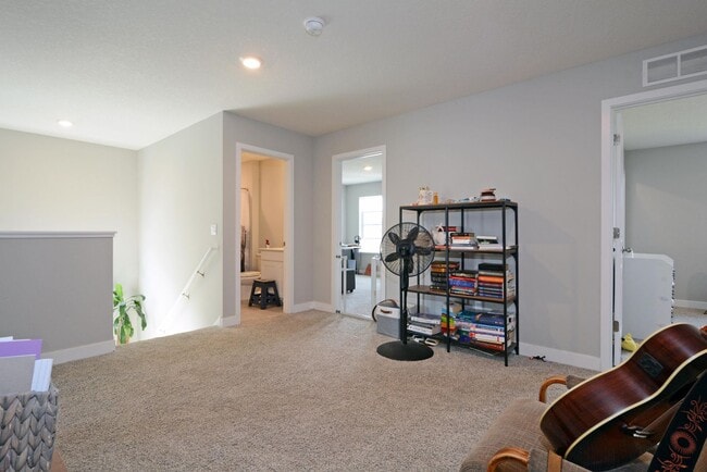 Building Photo - Beautiful 4-Bedroom Home with Modern Finishes & 2 Car Garage!