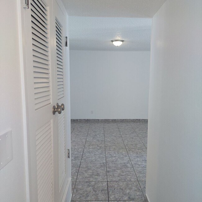 Building Photo - Welcome Home ! 3 bedroom 1.5 bath rental -DUPLEX