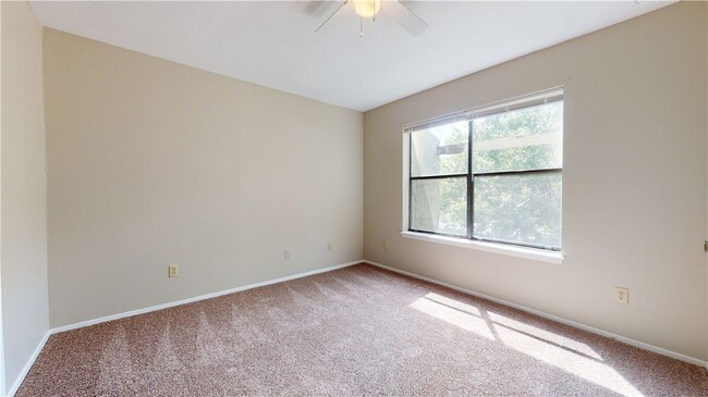 Building Photo - 307 Manuel Dr