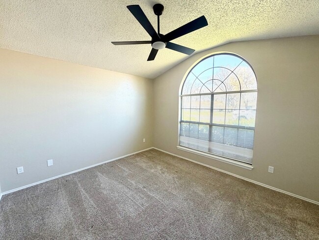 Building Photo - 3 Bedroom 2 Bath in Midway ISD