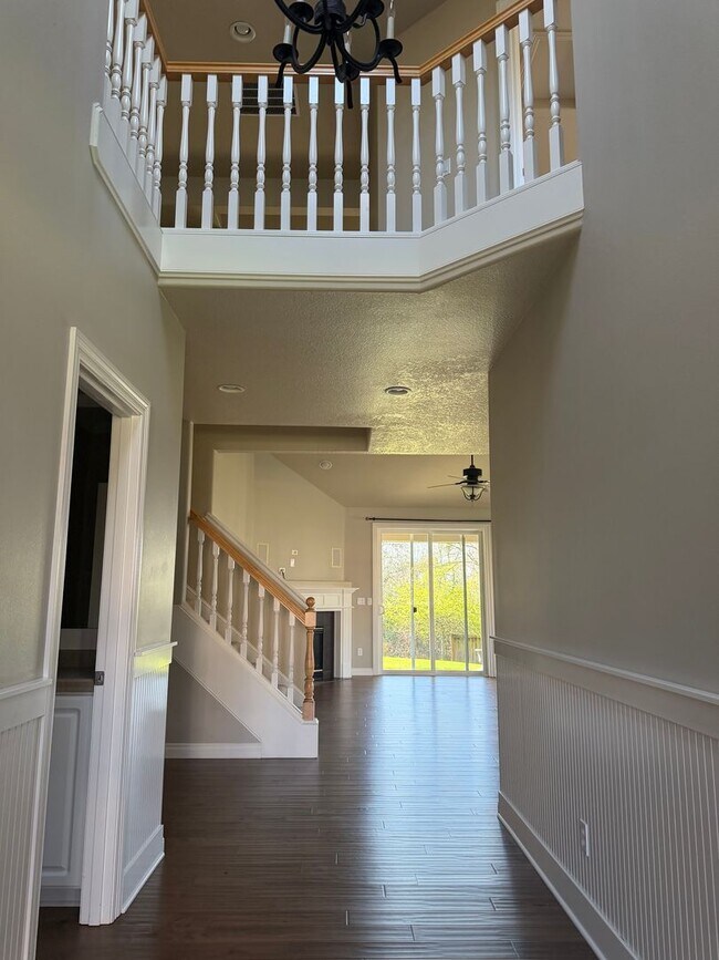 Building Photo - 5 Bedrooms and 2.5 Bathrooms with Views of the Rolling Hills of Corvallis Country Club