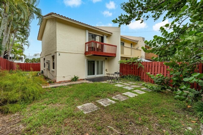 Building Photo - 2530 NE 9th St