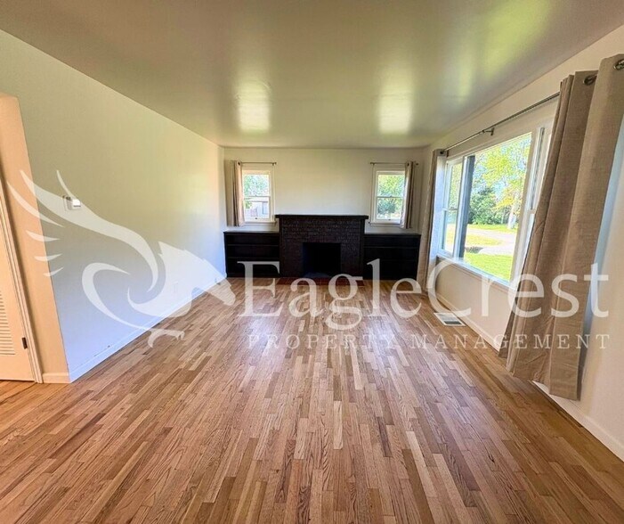 Building Photo - Charming 2 Bed, 2 Bath Home with Updated Kitchen & Outdoor Living Space