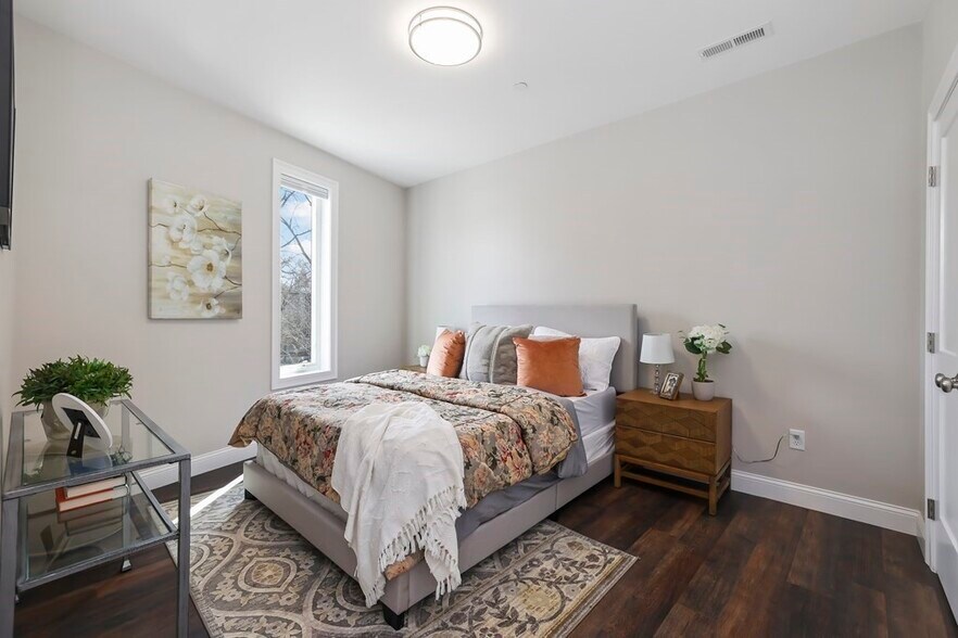 Building Photo - 734 South St