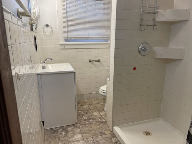 Building Photo - Charming 3 Bedroom Home with Hardwood Floo...