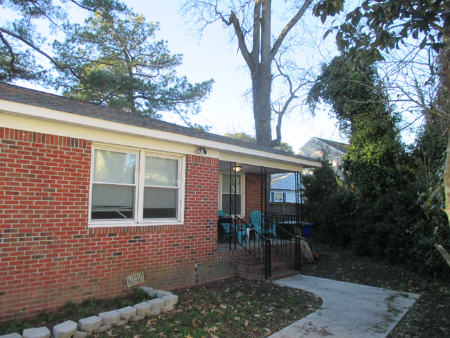 Building Photo - 216 Dulwich Crescent