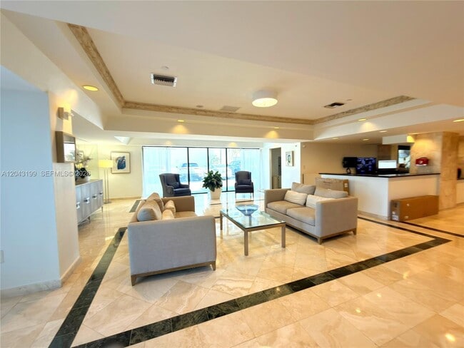 Building Photo - 2625 Collins Ave