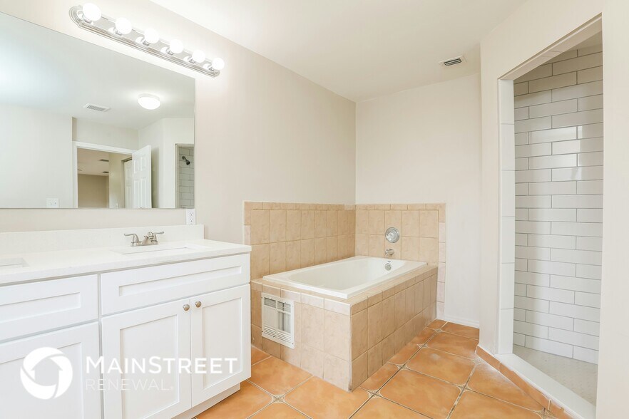 Building Photo - 717 Little Rock St E