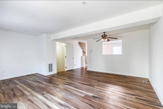 Living room/Dinning Room - 6 Amberlady Ct