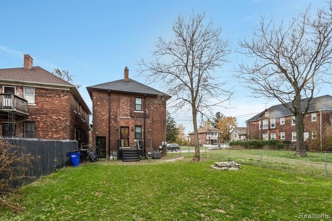 Building Photo - 613 Belmont St