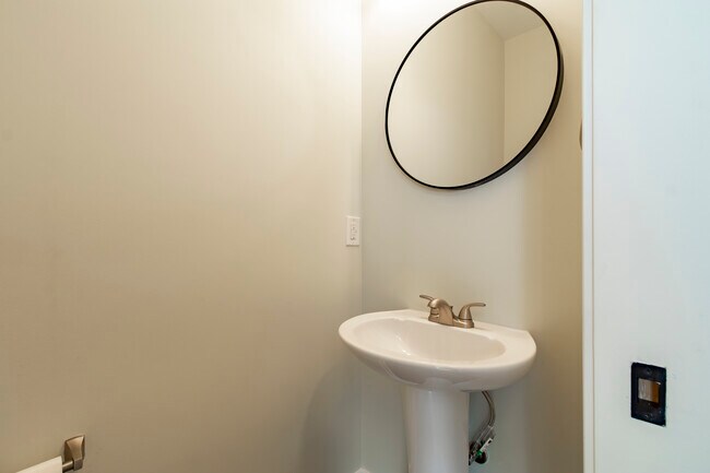 Building Photo - RnR Duplex SoBro