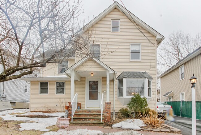 Building Photo - 295 Center St