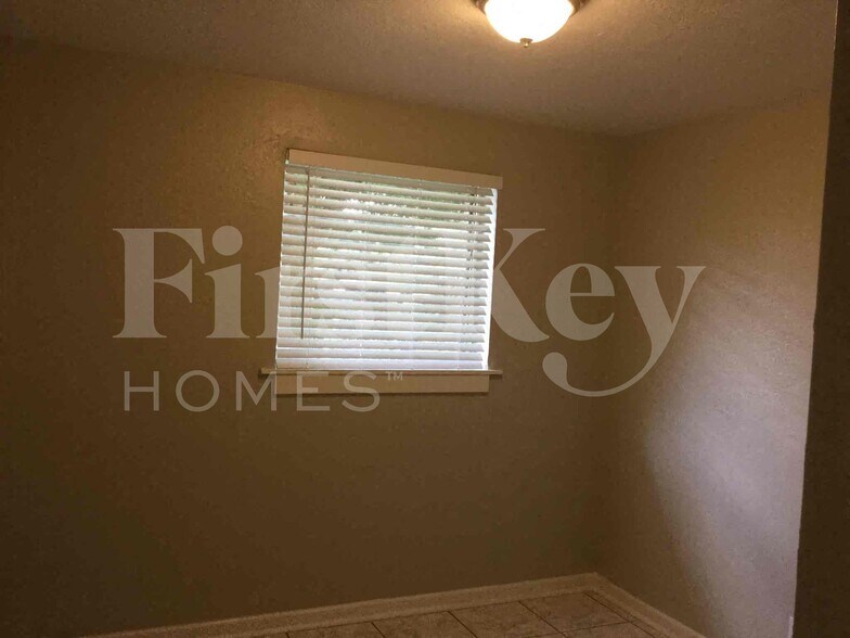 Building Photo - 3549 SW 16th St