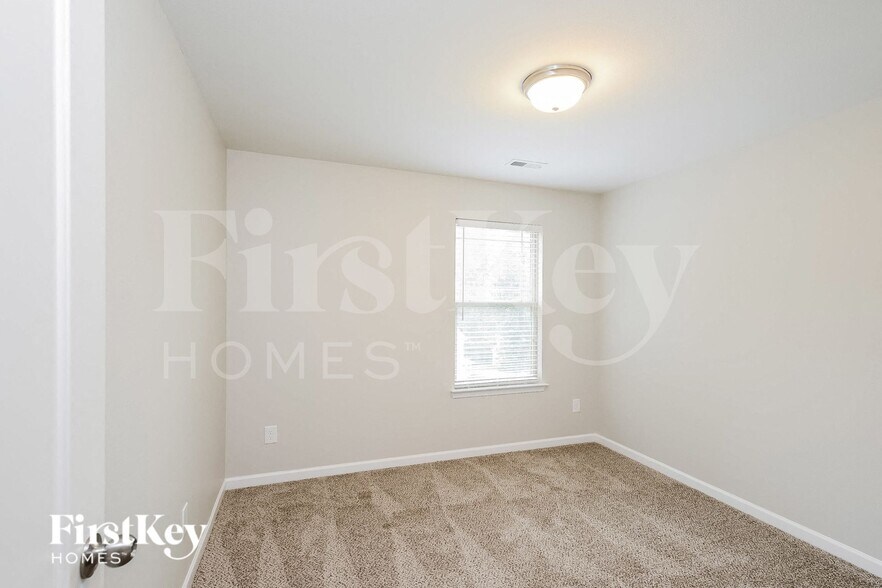 Building Photo - 5519 Pinebrook Ln