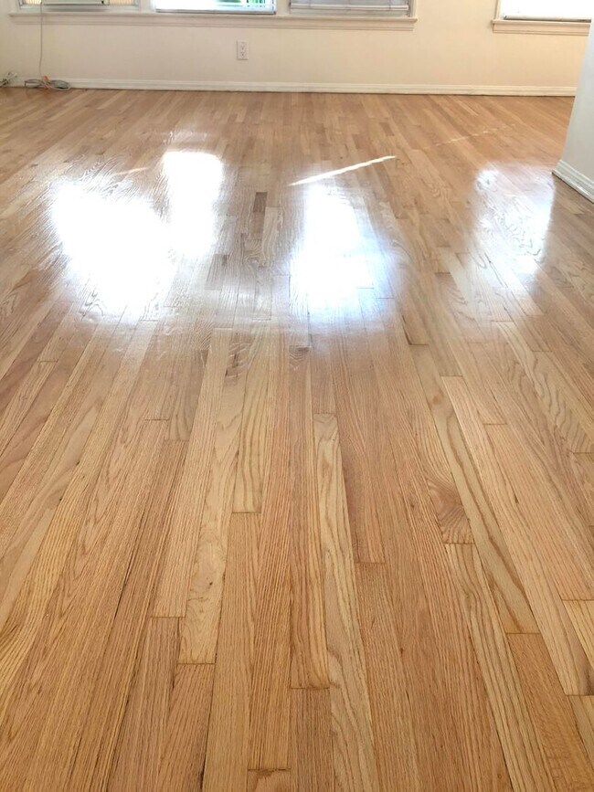 Building Photo - 1 Bed + 1 Bath Second Floor Unit!