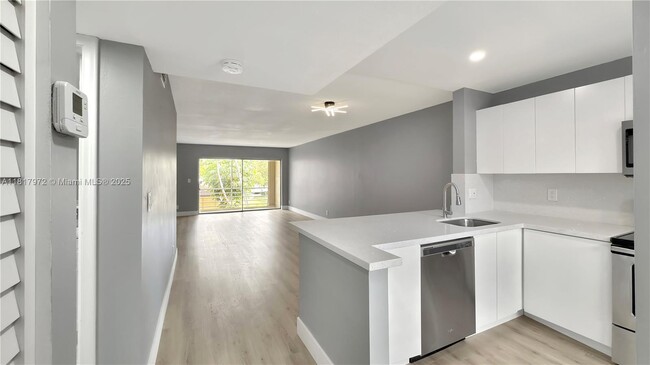 Building Photo - 3571 Inverrary Dr
