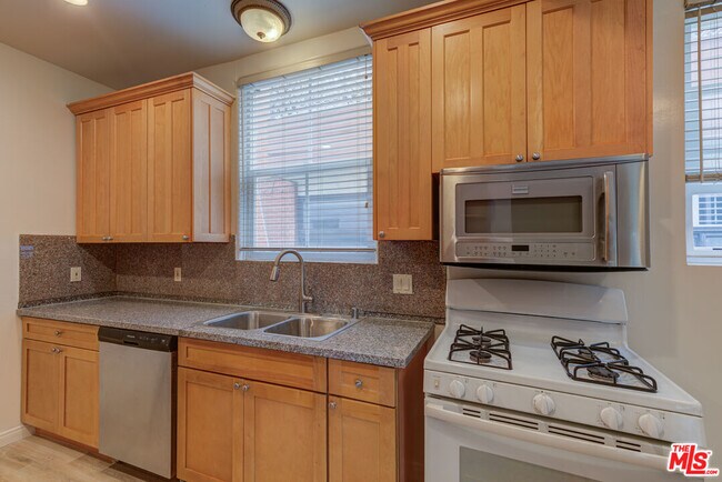 Building Photo - 320 S Reeves Dr